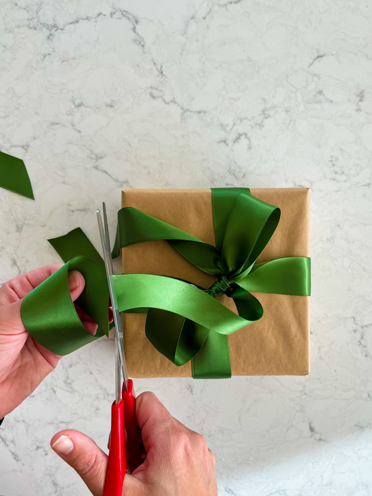 Gift Wrapping : How to Make a Fancy Bow using a Comb | Loulou