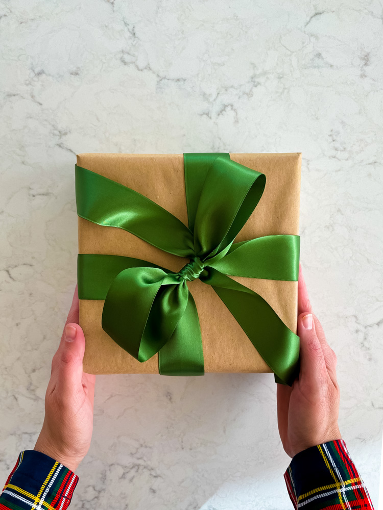 Replying to @marcoshernandez865 here's an easy way to make a fancy bow... |  How To Wrap A Gift | TikTok